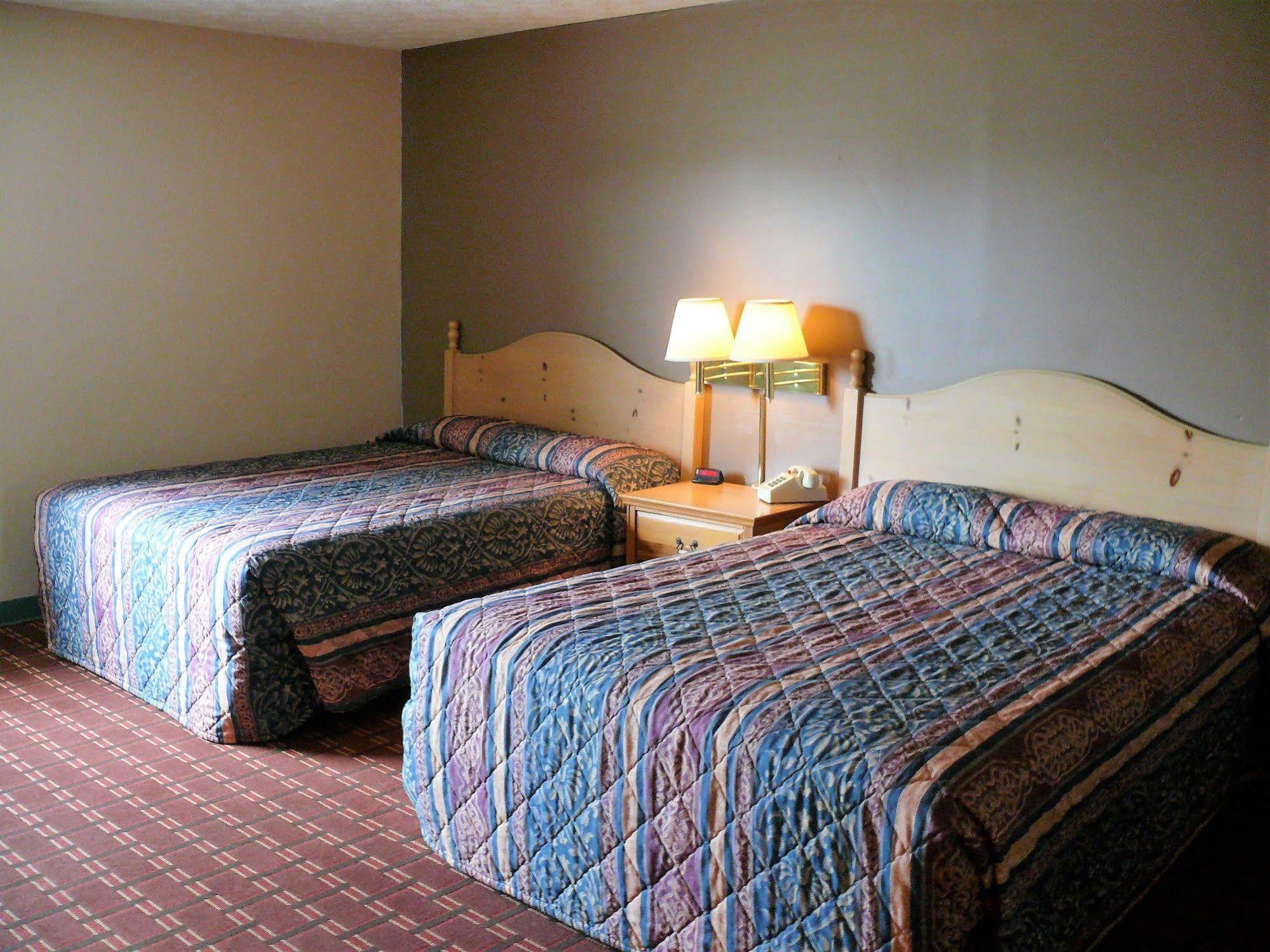 The Woodridge Inn Connersville Eksteriør bilde