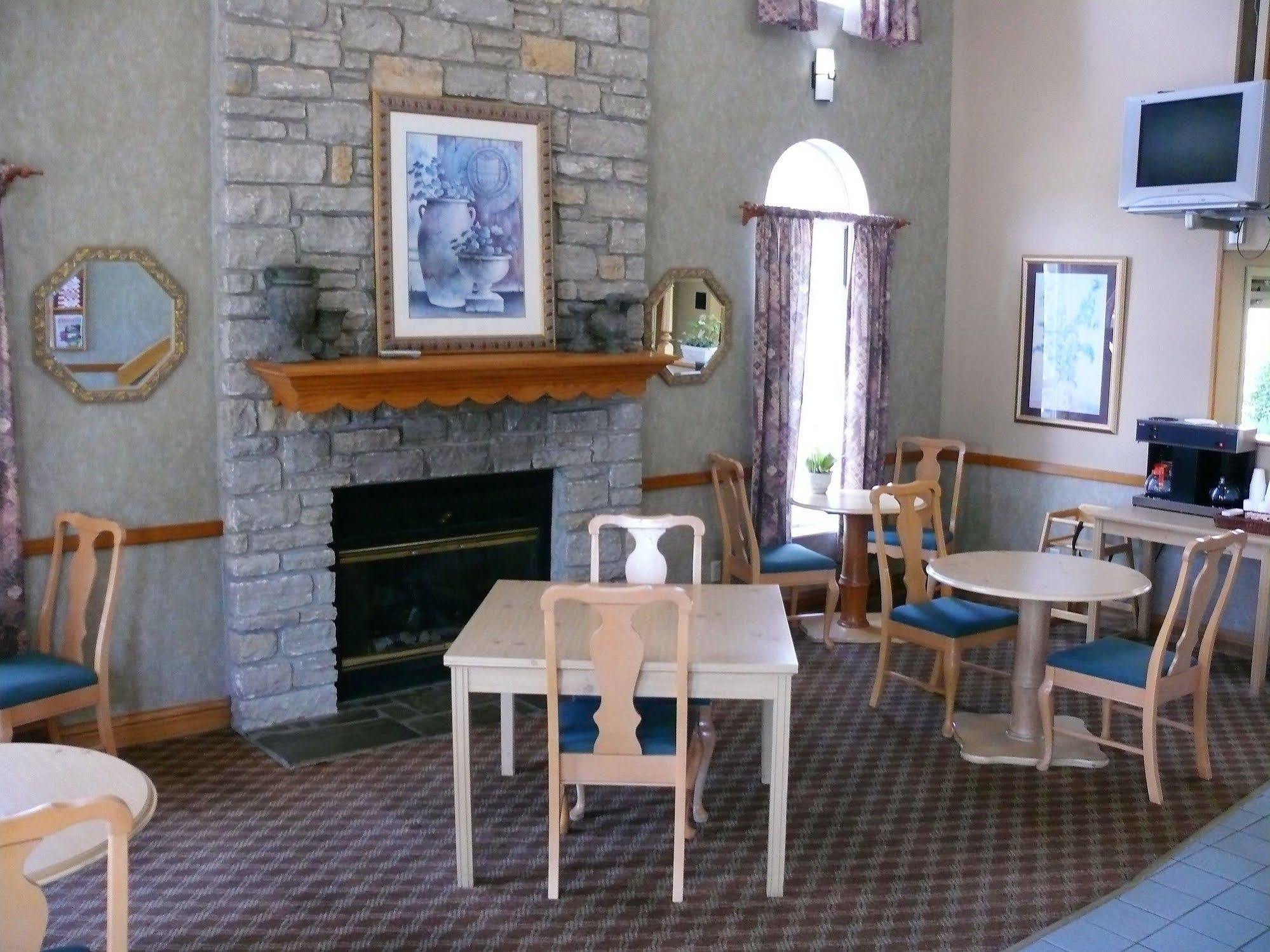 The Woodridge Inn Connersville Eksteriør bilde